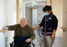 河北大学生在北京当养老护理员，是什么体验？