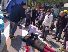 广西桂林：老人路边晕倒众人合力救助