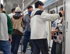 济南地铁报站屏字条有点小，老年乘客“干瞪眼”